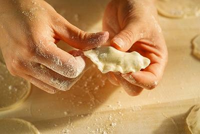 Riempite e chiudete i pierogi