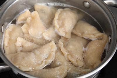 Cuocete e condite i pierogi