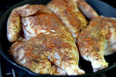 Cuocete il pollo in padella