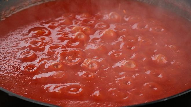 sugo di pomodoro in preparazione