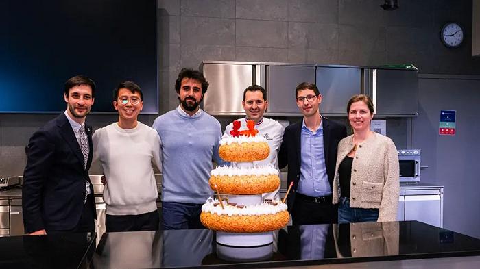 Presentata la prima torta robot: si mangiano anche le batterie