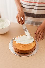 Decorate la torta con la panna