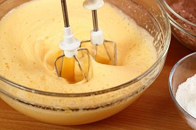 Mescolate gli ingredienti per la torta