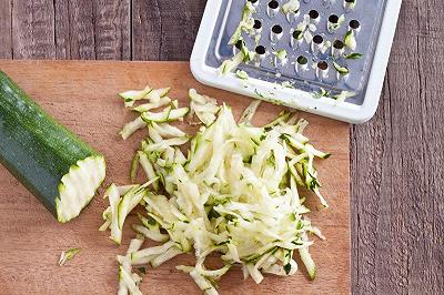 Lavate, grattugiate e strizzate le zucchine