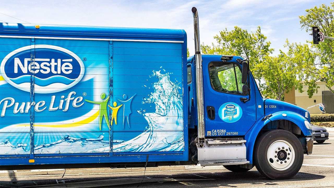 Un’indagine parlamentare fa luce sulle “relazioni pericolose” tra lo Stato francese e Nestlé