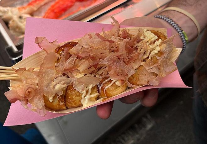 I Takoyaki, tipiche polpettine di polpo, uno dei tanti street food a basso costo che si possono trovare in Giappone