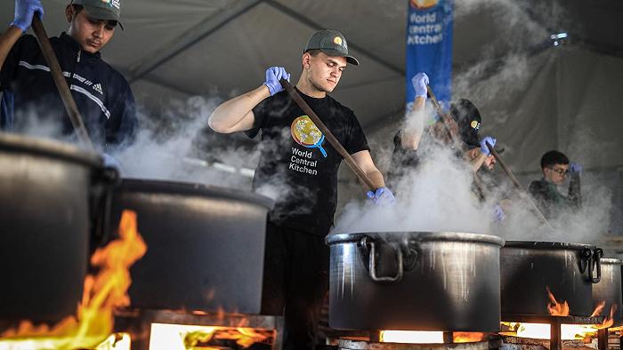 L’ONG di chef José Andrés non può più preparare pasti a Gaza, perché non c’è più cibo