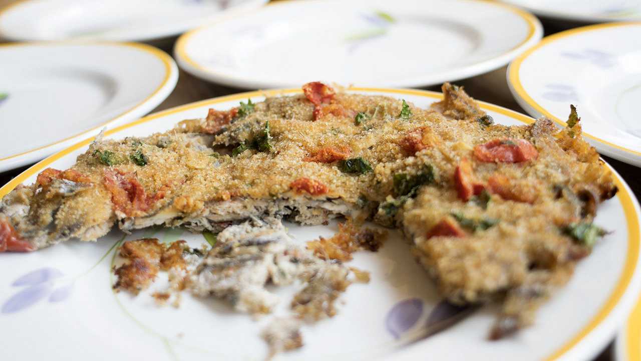 Alici al forno gratinate, la ricetta semplice e saporita