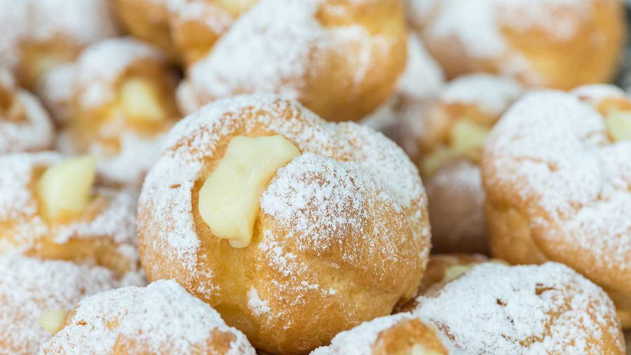 Bignè alla crema, la ricetta dei pasticcini più famosi fatti in casa