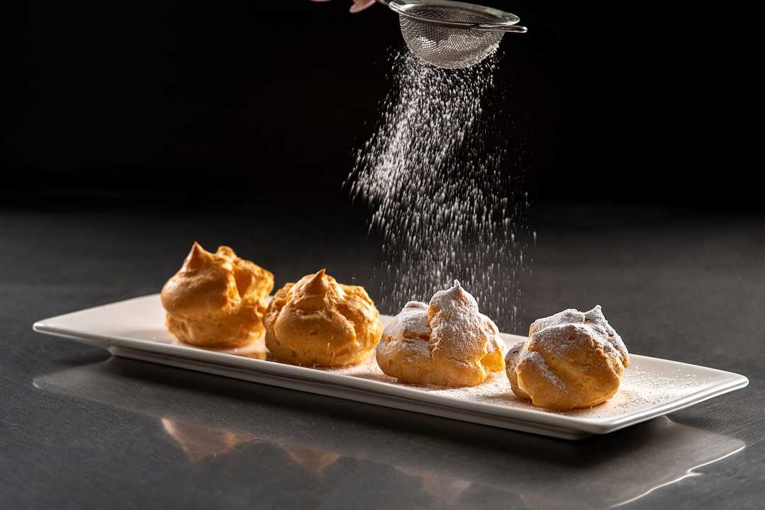 Bignè alla crema, la ricetta dei pasticcini più famosi fatti in casa