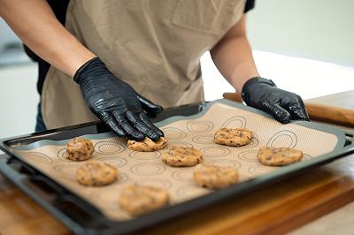 Formate e cuocete i biscotti con le gocce di cioccolato
