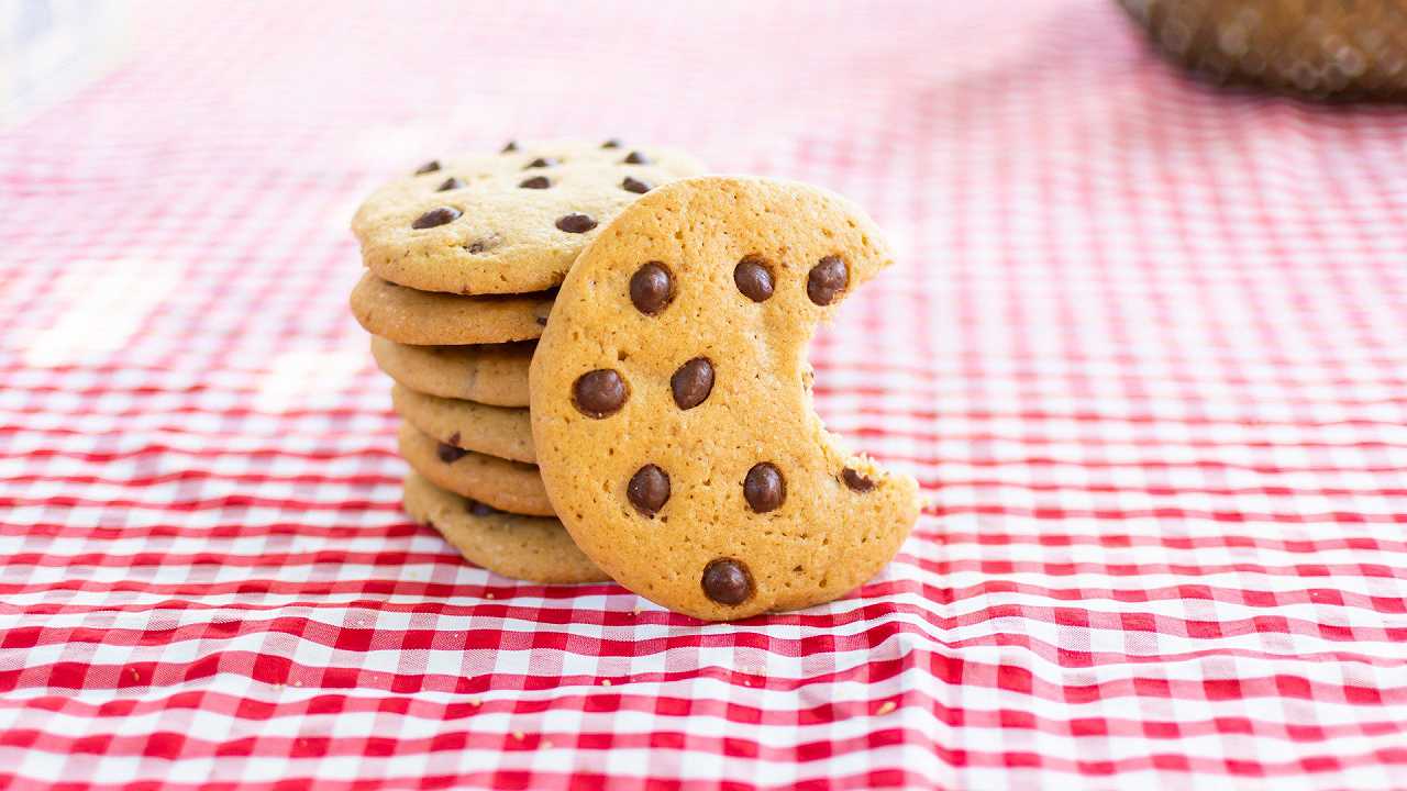Biscotti con gocce di cioccolato, la ricetta per farli morbidi o croccanti