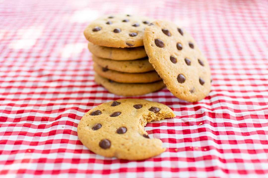 Biscotti con gocce di cioccolato, la ricetta per farli morbidi o croccanti