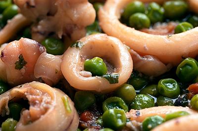 Cuocete i calamari con i piselli