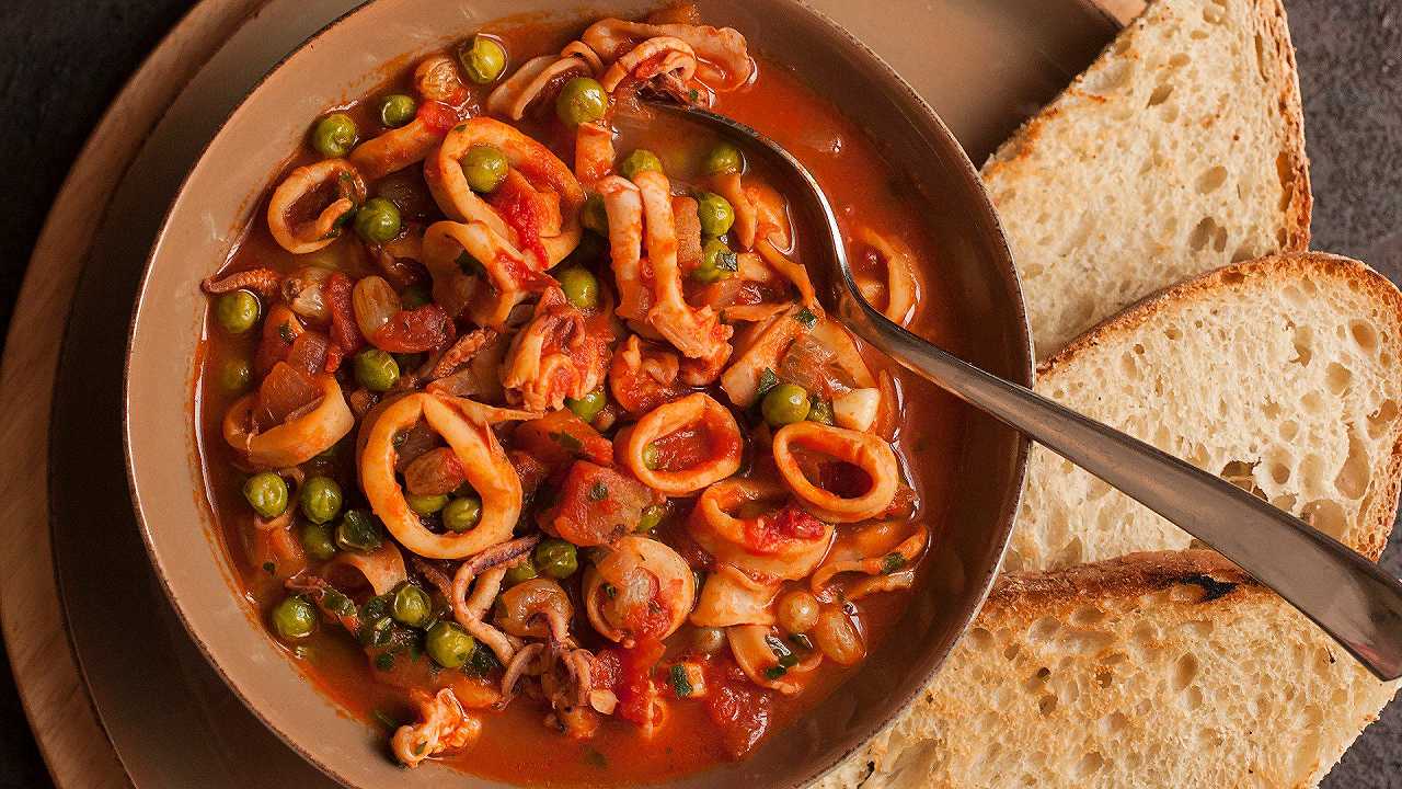 Calamari con piselli, una ricetta tradizionale mediterranea