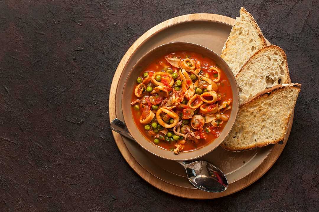 Calamari con piselli, una ricetta tradizionale mediterranea