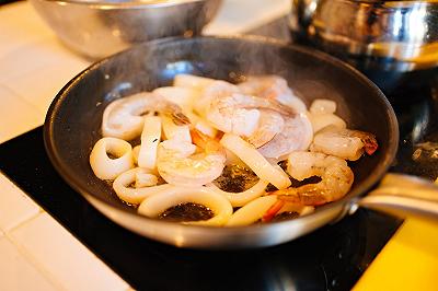 Saltate calamari e cipolla in padella