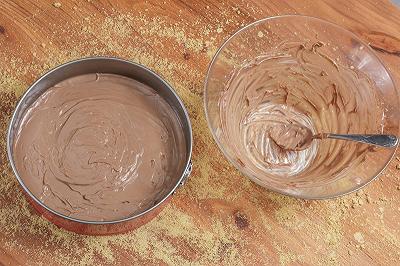 Montate la cheesecake al cioccolato