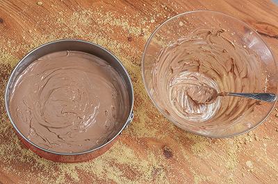 Montate la cheesecake al cioccolato