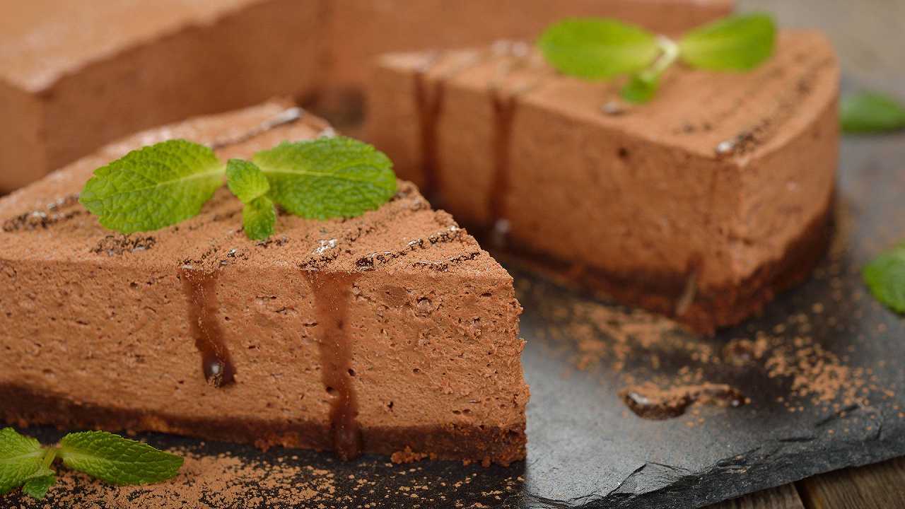 Cheesecake al cioccolato, la ricetta nelle varianti col fondente e col bianco