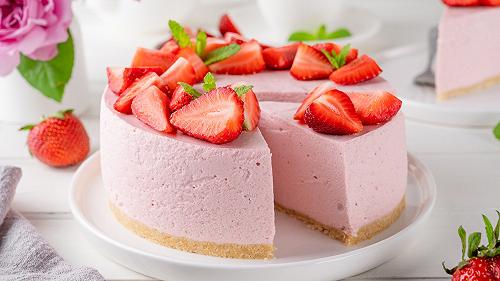 Cheesecake alle fragole, la ricetta facile e scenografica