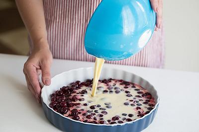 Preparate il clafoutis nella teglia