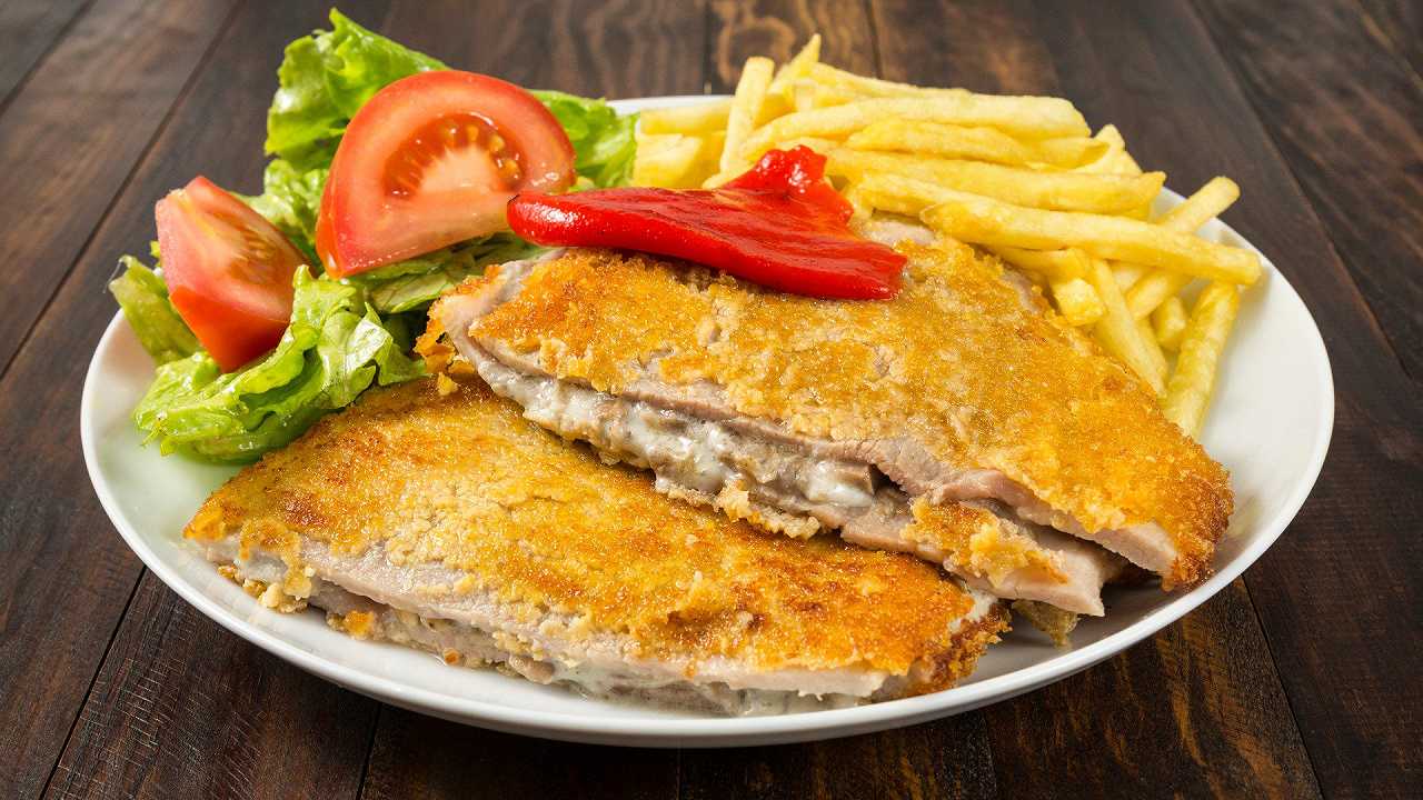 Cotoletta alla valdostana, la ricetta originale con prosciutto e fontina
