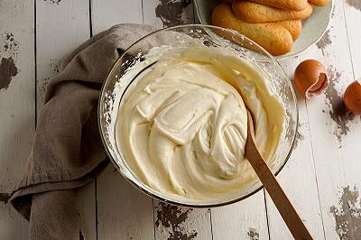 Preparate la crema per il tiramisù