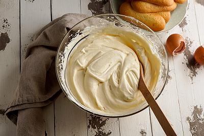 Preparate la crema per il tiramisù