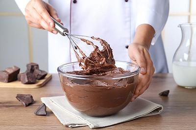 Preparate la crema per la cheesecake al cioccolato