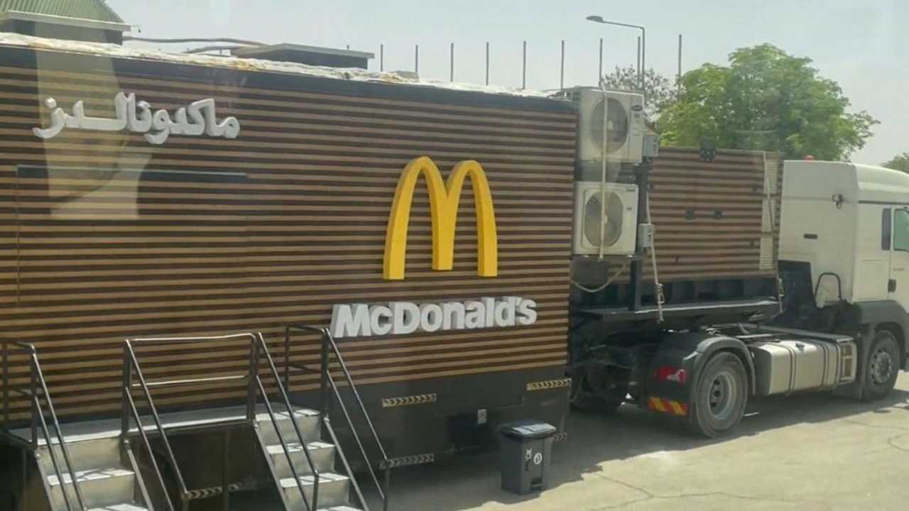 Un McDonald’s mobile è stato allestito in Arabia Saudita per accogliere Donald Trump