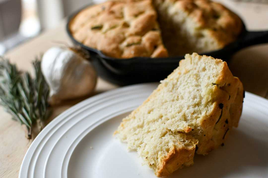 Focaccia in padella, la ricetta veloce e senza forno