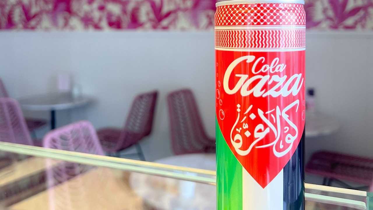 Una pasticceria a Roma mette in vendita la Gaza Cola, e dal web piovono insulti