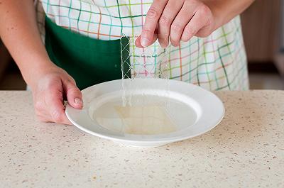 Ammollate i fogli di gelatina