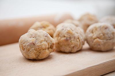 Formate e cuocete gli gnocchi di pane
