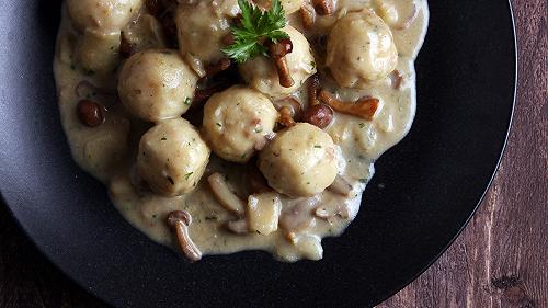 Gnocchi di pane, la ricetta triestina con salsa ai funghi