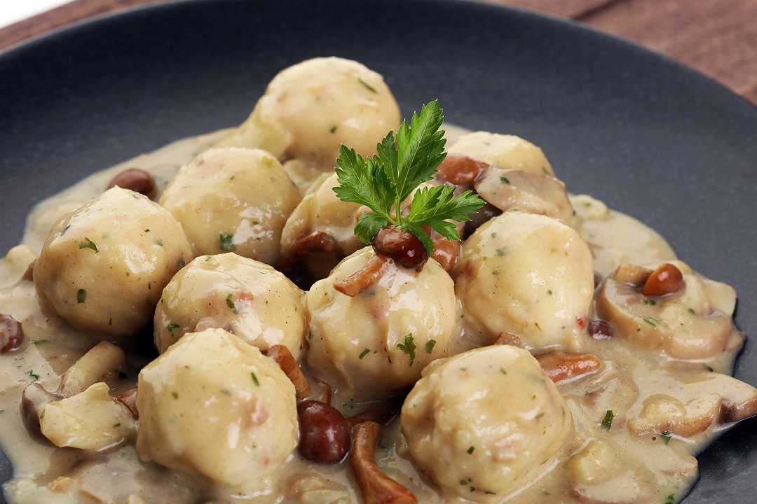 Gnocchi di pane, la ricetta triestina con salsa ai funghi