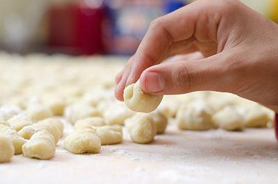 Riempite e cuocete gli gnocchi