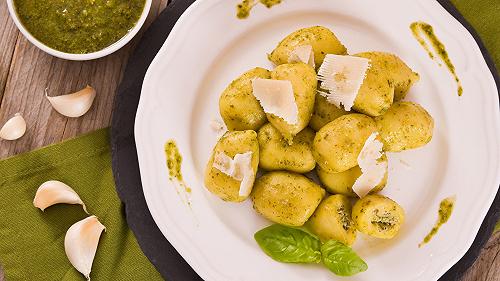 Gnocchi ripieni, la ricetta per un primo piatto di patate più saporito del solito