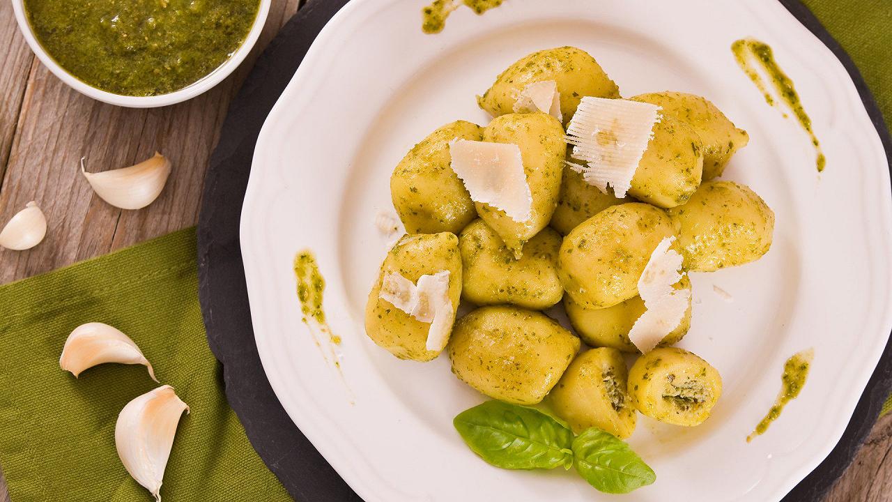 Gnocchi ripieni, la ricetta per un primo piatto di patate più saporito del solito