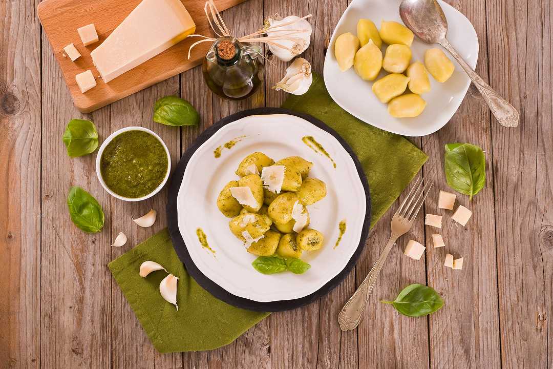 Gnocchi ripieni, la ricetta per un primo piatto di patate più saporito del solito