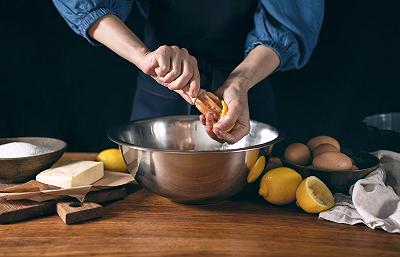 Aggiungete il succo e la scorza di limone
