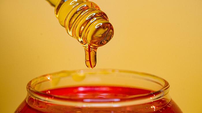 Il miele fatto senza api è sempre più convincente