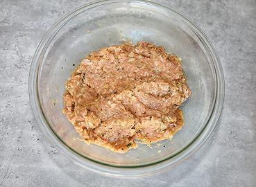 Preparate l'impasto dei mondeghili