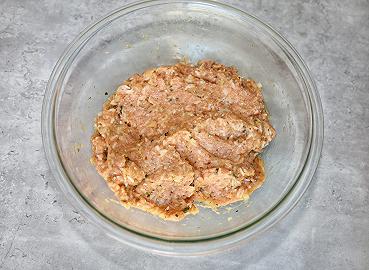 Preparate l'impasto dei mondeghili