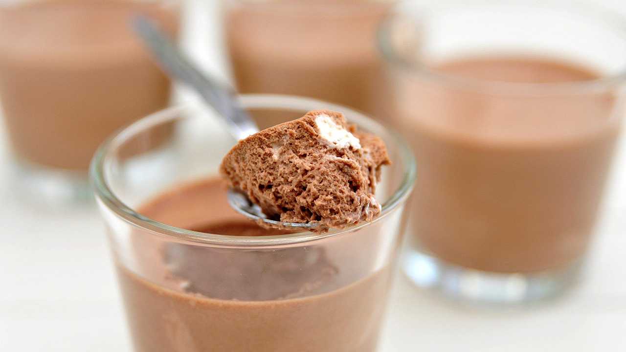 Mousse al cioccolato, la ricetta di un dessert veloce e sottovalutato