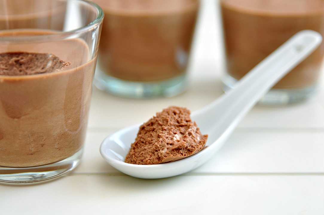 Mousse al cioccolato, la ricetta di un dessert veloce e sottovalutato
