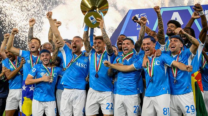 A Napoli c’è anche la birra che inneggia alla vittoria per lo scudetto