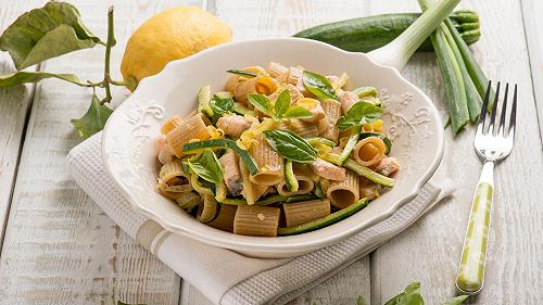 Pasta salmone e zucchine, la ricetta per farla cremosa ma light
