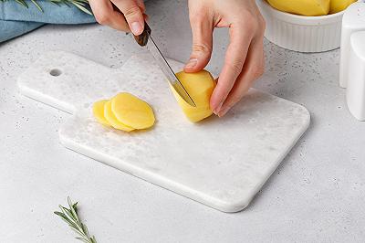 Affettate le patate e la provola